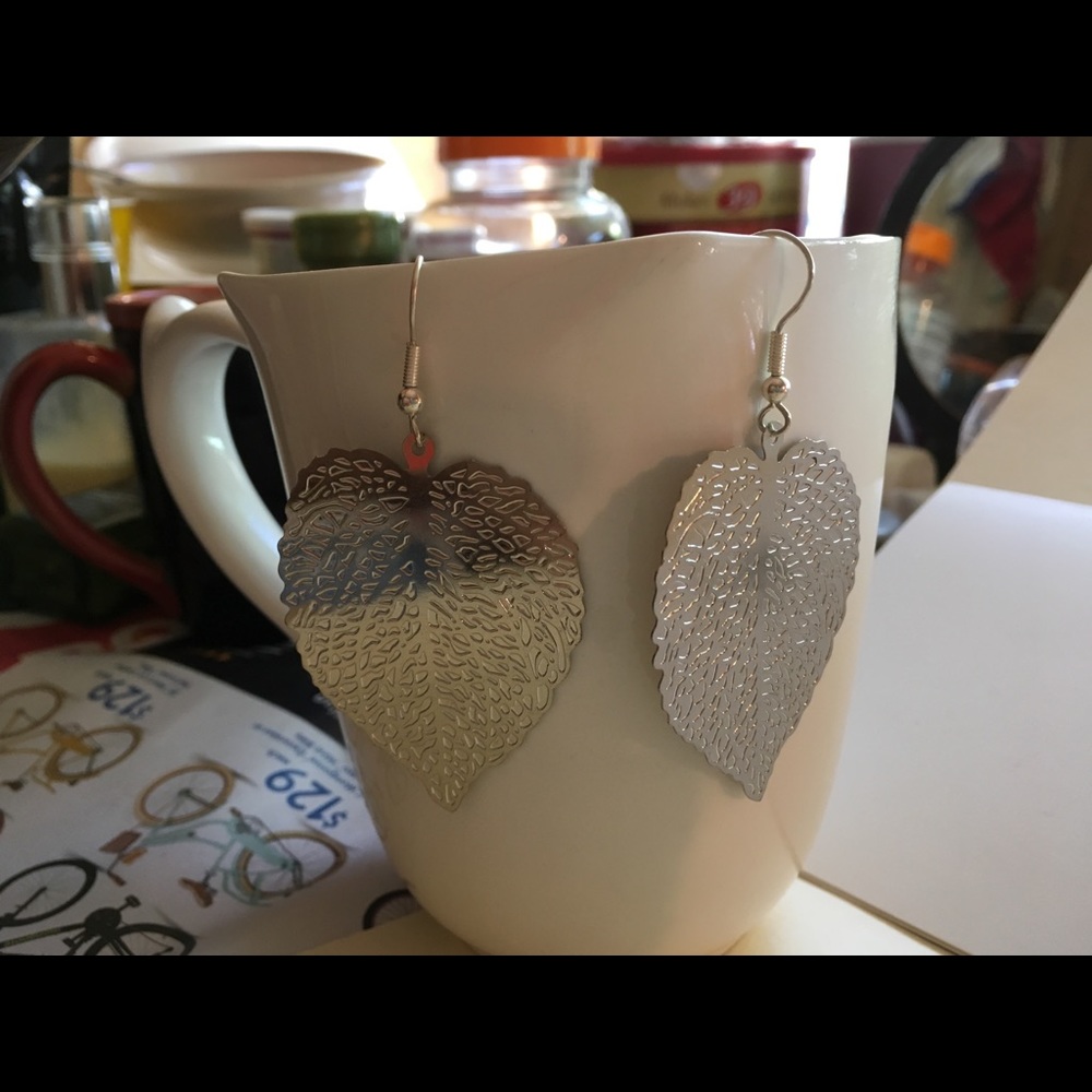Leaf earrings, dangle earrings !